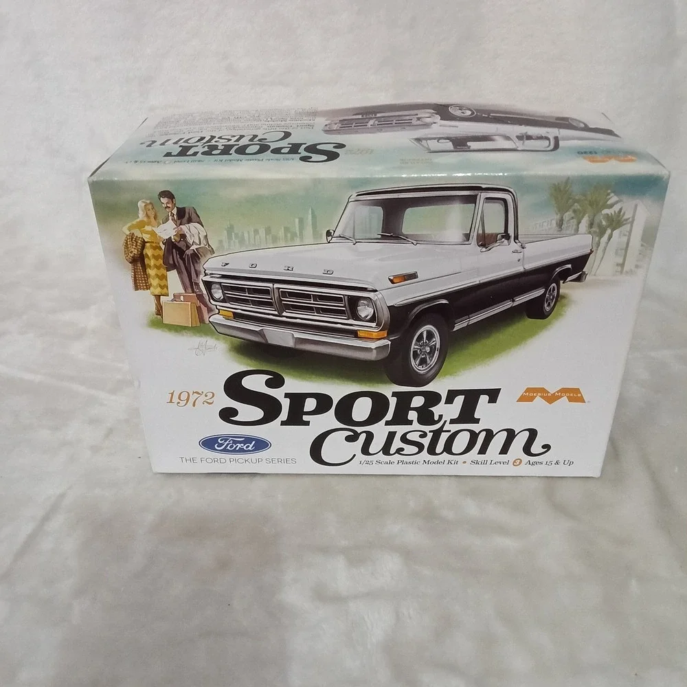 Moebius Models 1972 Ford Sport Custom Pickup 1/25 Scale Model Kit 1220 V8 Engine